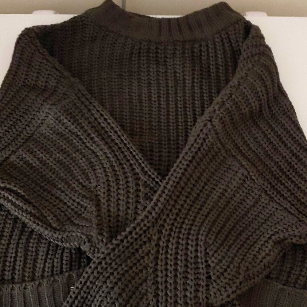 Cropped long sleeve knitted sweater.